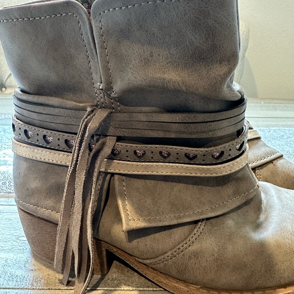 Boots - Picture 2 of 3